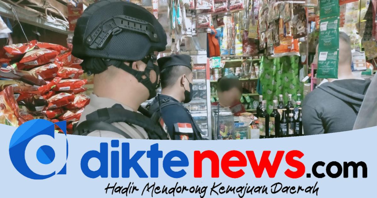 Polisi Menyita Puluhan Botol Miras Berbagai Jenis Dari Sebuah Kios