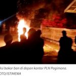 Sering Padam Listrik, Warga Protes dan Aksi Bakar Ban Depan Kantor PLN Pagimana