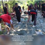 Anggota Brimob dan Warga Perbaiki Jalan Rusak