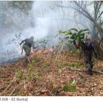 Aparat TNI – Polri Dan Warga Padamkan Api Kebakaran Hutan di Nuhon