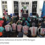 Mahasiswa Segel Kantor DPRD Banggai