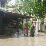 Banjir Di Masama, Anggota TNI Bantu Warga Terdampak