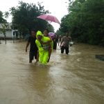 Banjir Terjang Pemukiman Warga, Seorang Nenek Dibopong Ke Tempat Aman