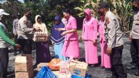 Polsek Toili Bantu Kariyem Warga Desa Tirta Sari Yang Rumahnya Ludes Terbakar