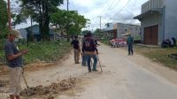 Dampak Aktivitas Perusahaan, FPMLT Gotong Royong Bersihkan Lumpur Dari Badan Jalan