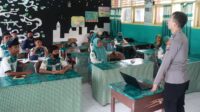 Anggota Satuan Sabhara Polres Banggai, Ambil Bagian Jadi Guru Relawan