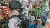 Polisi Menyita Puluhan Botol Miras Berbagai Jenis Dari Sebuah Kios Sembako