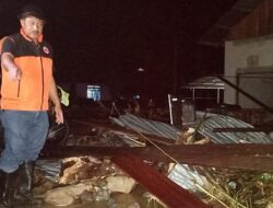 Harta Benda Tajudin Suma Berserakan di Jalan Usai Rumah di Hantam Banjir Hingga Kepanikan Seorang Petugas PLN Toima
