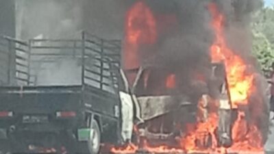 Breaking News : Dua Mobil Pikap Hangus Terbakar Dalam Peristiwa Tabrakan