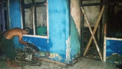 Breaking News : Rumah Milik Tante Ida Kompleks Muara di Bunta Hangus Terbakar, Warga Pakai Air Laut dan Air Rawa Padamkan Api