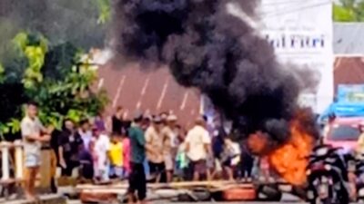Siang Tadi Puluhan Warga Blokade Jalan Utama Desa Biak