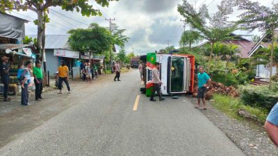Truk Muatan Kelapa Sawit Terbalik