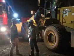 Bantu Dampak Banjir Desa Huhak : ERT PT KFM Kerahkan Alat Berat Wheel Loader