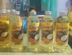 Bupati Beli Produk Lokal Warga Saat Kunjungi Stand Pameran Expo Nuhon ke 2