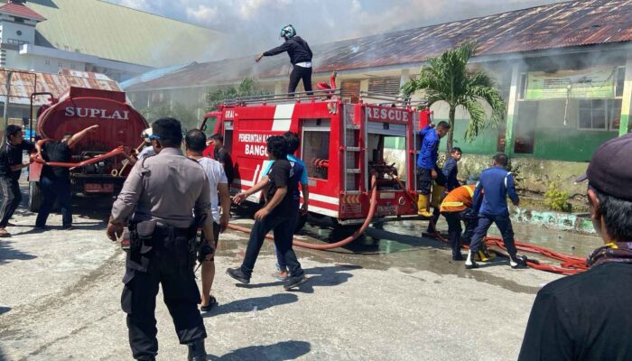 Kebakaran Kompleks Cokro Luwuk Banggai 4 Rumah dan 6 Lokal Bangunan Sekolah Serta 1 Gudang Mesjid Hangus Terbakar