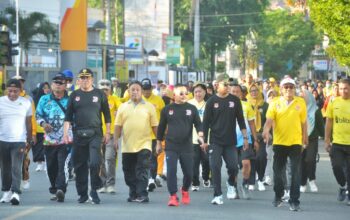 Bupati Banggai Bersama Ribuan Peserta Susuri Rute Jalan Santai HUT PGRI ke 78 dan Hari Guru Nasional