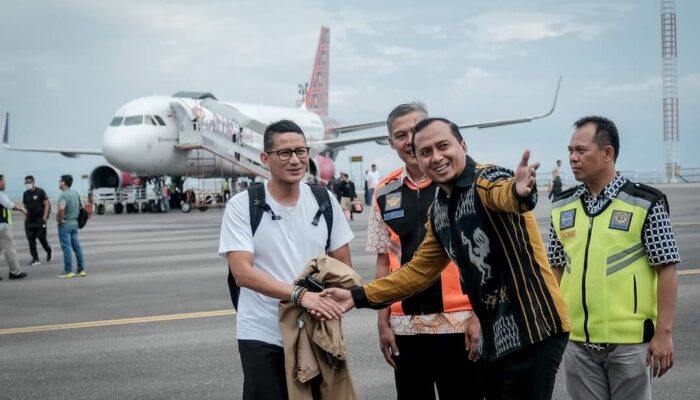 Kadispar Banggai Turut Sambut Kedatangan Menparekraf Sandiaga Uno di Bandara SAA Luwuk