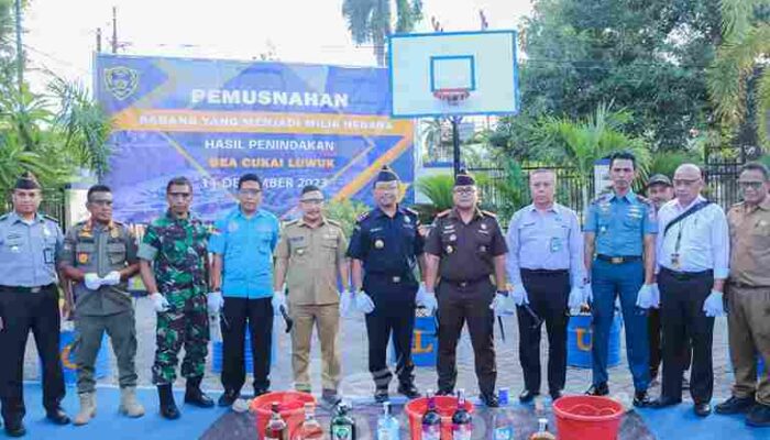 Bupati Amirudin Hadiri Pemusnahan Barang Ilegal Hasil Penindakan Bea Cukai Luwuk