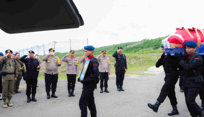 Jenazah Briptu Anumerta Alfandi Steve Karamoy Tiba di Luwuk, Kapolres Banggai Berikan Penghormatan