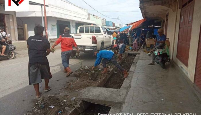 Karyawan PT KFM Bantu Warga Bersihkan Sampah Pemukiman Kompleks Pasar Bunta