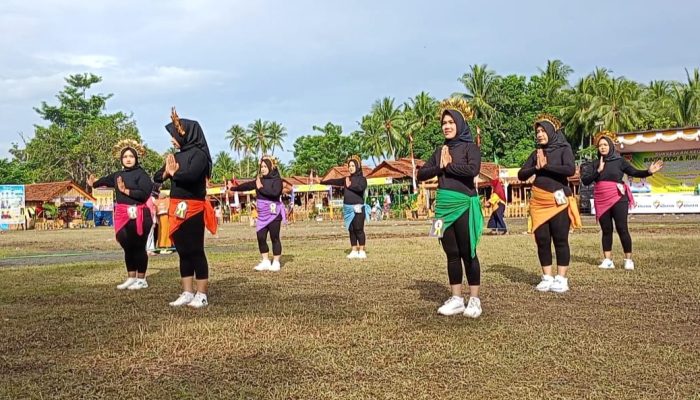 Tampil Perdana Peserta Lomba Senam Kreasi Asal Kelurahan Kalaka Guncang Lapangan Bunta Expo