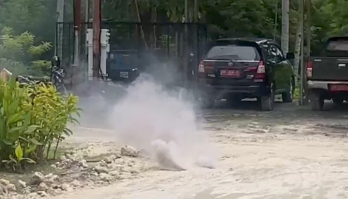 Viral !! Semburan Asap Keluar dari Dalam Tanah Halaman Kantor Bappeda Banggai