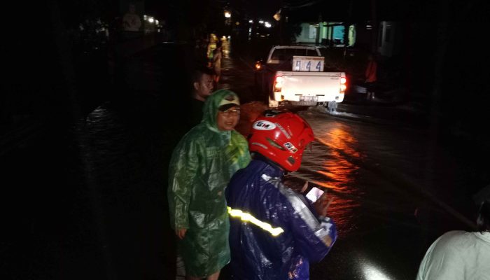 Camat Buhari dan Lurah Kadir Bersama TNI Polri Turun Langsung ke Lokasi Banjir Kalaka Bunta Banggai