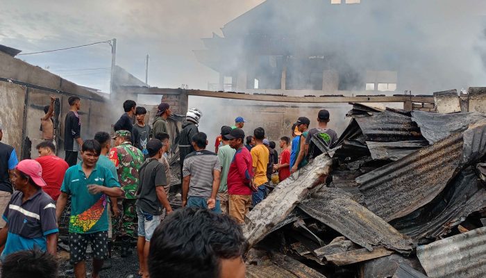 Terkini : Kurang Lebih 3 Jam Api Baru Bisa di Padamkan 2 Toko Terbakar 3 Lapak Rata Tanah dan 1 Buah Alquran Luput Dari Api