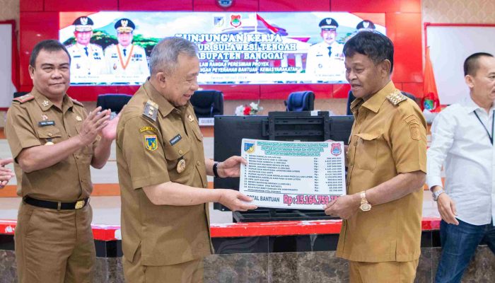 Gubernur Sulteng Resmikan Proyek Jalan di Banggai Anggaran Ratusan Miliar dan Serahkan Bantuan Pangan