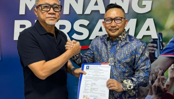 Ketum Zulkifli Hasan Serahkan SK DPP PAN Pencalonan Amirudin Furqanuddin di Pilkada Banggai 2024