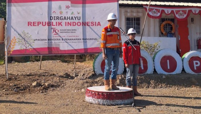 PT KFM Kibarkan Merah Putih di Lokasi Jetty Pada Upacara Peringatan HUT RI Ke-79, Rangkaikan Dengan Penanaman Ratusan Bibit Mangrove