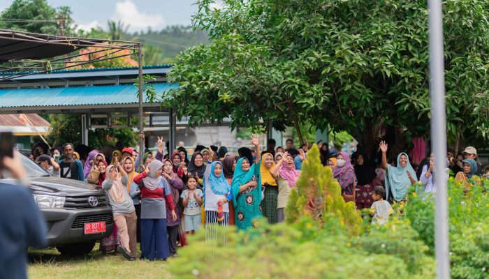 Antusias Warga Sambut Pasar Murah di Balantak, Bupati Amirudin Diskon Semua Kebutuhan Bahan Pokok