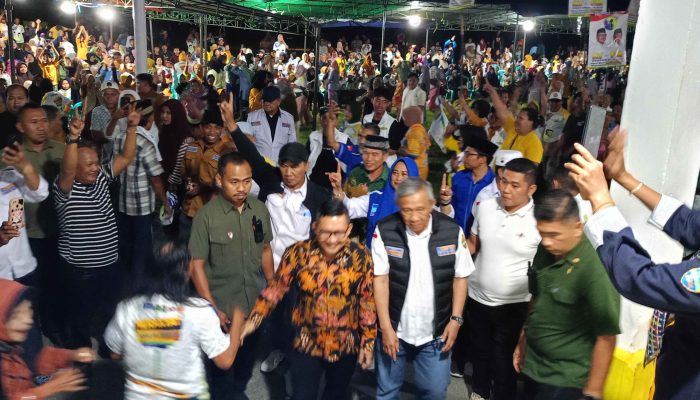 Warga Kintom Tumpah Ruah di Lokasi Kampanye Lapangan Potoutusan, Paslon AT-FM Diarak Pakai Tandu Sejauh 200 Meter dari Jalan Trans Sulawesi