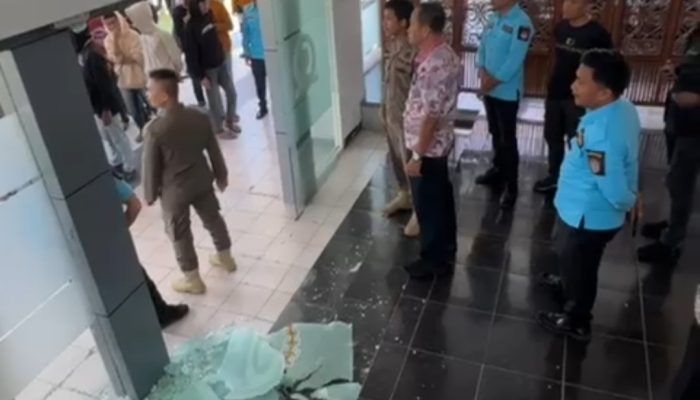 Demo Berujung Pengrusakan Aset DPRD Banggai, Ketua Dewan Saripudin Tatjo Perintahkan Sekwan Buat Laporan Polisi