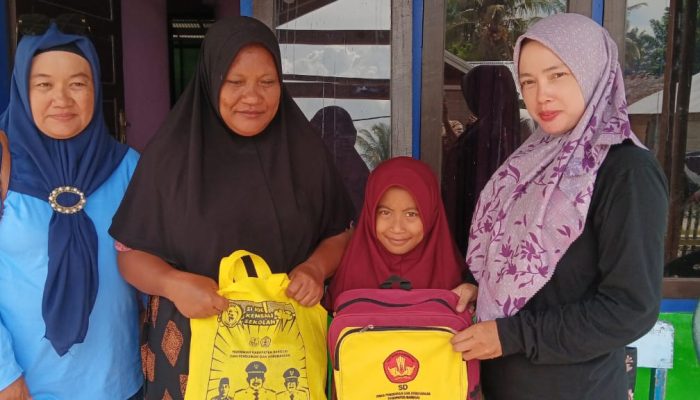 Disdikbud Banggai Salurkan Bantuan KIT Siswa Kurang Mampu 24 Kecamatan, Orang Tua Siswa Merasa Terbantu