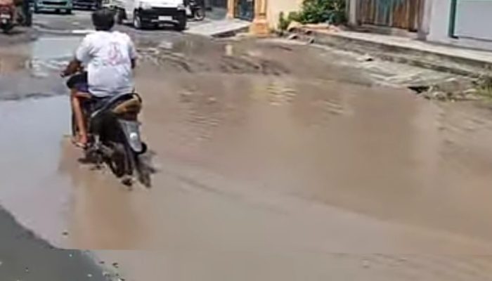 Jalan Menuju Pasar Bunta Rusak Parah Bak Sungai, Kabid Bina Marga PUPR Banggai : Insya Allah Akan Diperbaiki