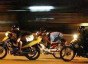 Bahaya ! Jalan Trans Sulawesi Menuju Bandara Bubung Jadi Arena Balapan Liar, Warga : Minta Polisi Patroli Kalau Malam Minggu