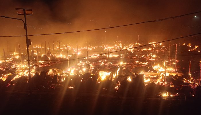 Pasar Simpong Kembali Terbakar Api Dengan Cepat Ratakan Bangunan dan Lapak Pedagang