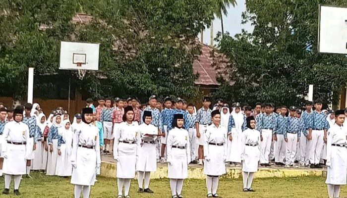 Meskipun Hujan Mengguyur Upacara Peringati Hardiknas 2025 di Bunta Berlangsung Khidmat