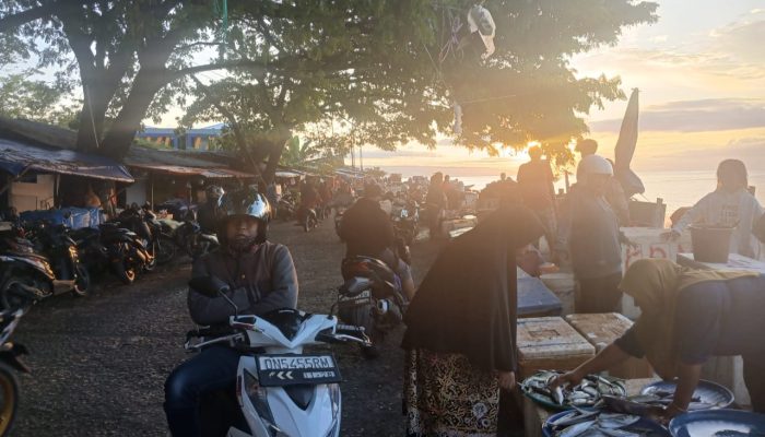 Ditengah Peristiwa Kebakaran, Aktifitas Pedagang Pasar Simpong Berjalan Seperti Biasa