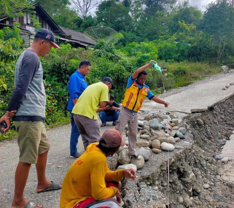 Dinas PUPR Banggai Turunkan Tim dan Alat Berat Atasi Jalan Amblas Desa Masungkang Batui Selatan