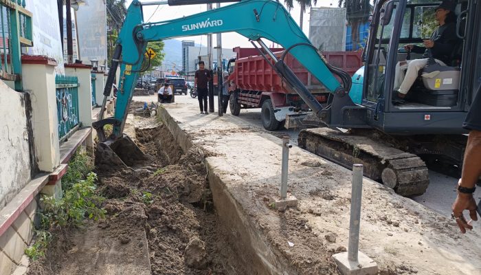Dinas PUPR Banggai Kerahkan Excavator Bersihkan Endapan Lumpur Pasca Banjir