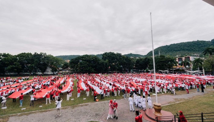 Bentangkan Merah Putih 1 Km dari Alun Alun Kota Luwuk Hinggah Kilolima