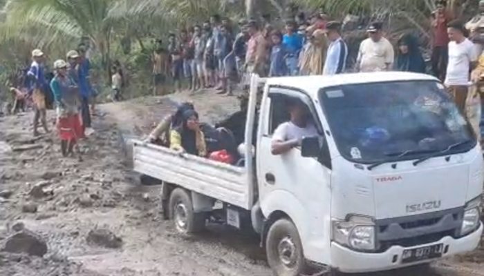 Camat Bunta dan Warga Berjibaku Bersihkan Material Longsor Jalan Transsulawesi Desa Huhak