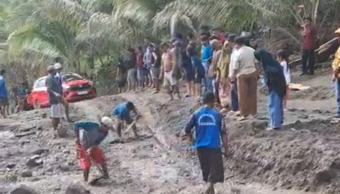 Paya ! Warga Bersihkan Material Longsor Jalan Transsulawesi Desa Huhak Bunta Banggai Hanya Pakai Sekop dan Cangkul