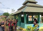 Gegana Satbrimob Polda Sulteng Gelar Aksi Bersih bersih Halaman Makam Tokoh Ulama Datokarama