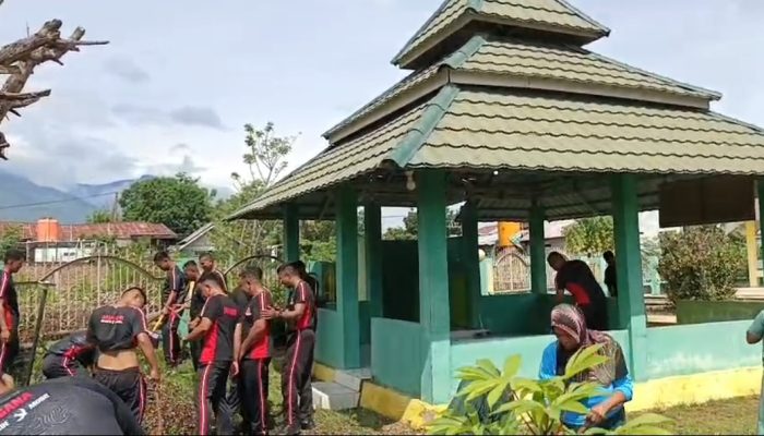Gegana Satbrimob Polda Sulteng Gelar Aksi Bersih bersih Halaman Makam Tokoh Ulama Datokarama
