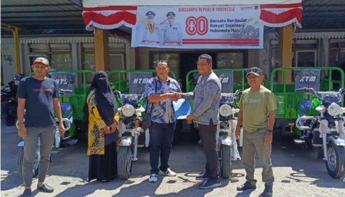 Disnakeswan Banggai Salurkan Kendaraan Pengangkut Pakan Ternak 