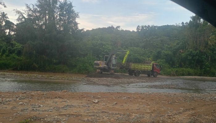 Penambangan Pasir Pakai Exavator Keruk Aliran Sungai Tempesu, Material Digunakan Bangun Ruko Milik Pengusaha