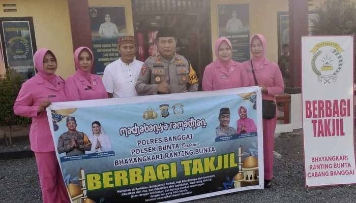 Polsek Bunta Bagikan Makanan dan Takjil Buka Puasa Pada Warga dan Pengguna Jalan